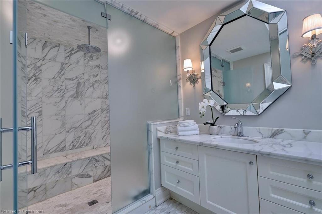 4038 Lakeshore Road, Burlington, ON - Indoor Photo Showing Bathroom