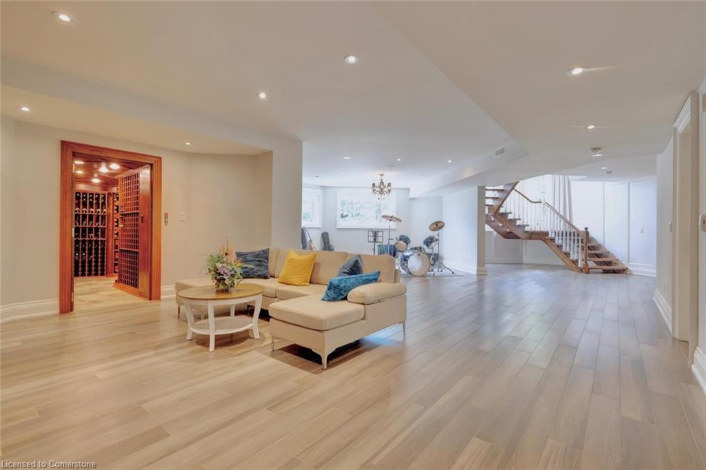 4038 Lakeshore Road, Burlington, ON - Indoor Photo Showing Living Room