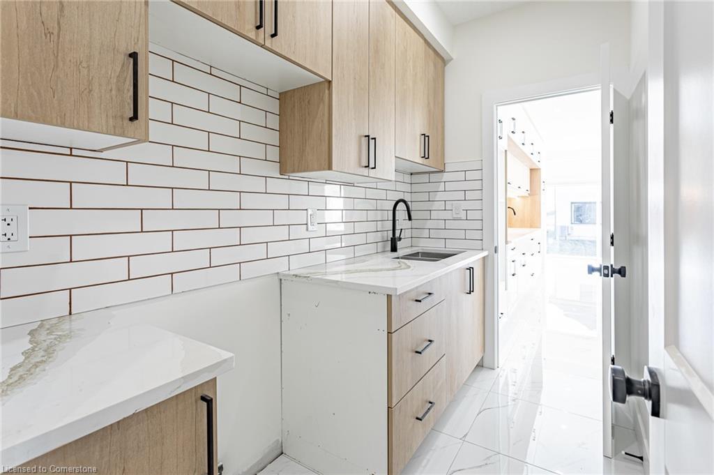 1187 Hobbs Drive, London, ON - Indoor Photo Showing Kitchen With Upgraded Kitchen