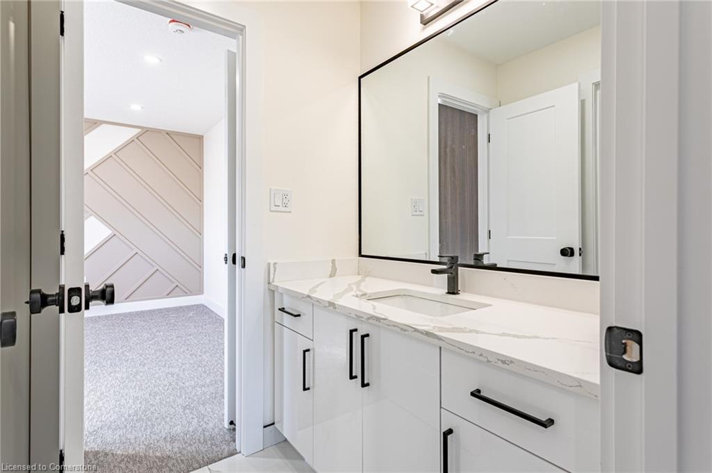 1187 Hobbs Drive, London, ON - Indoor Photo Showing Bathroom