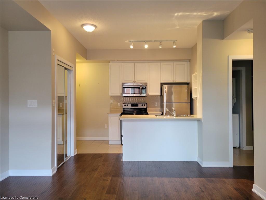 208-90 Charlton Avenue W, Hamilton, ON - Indoor Photo Showing Kitchen