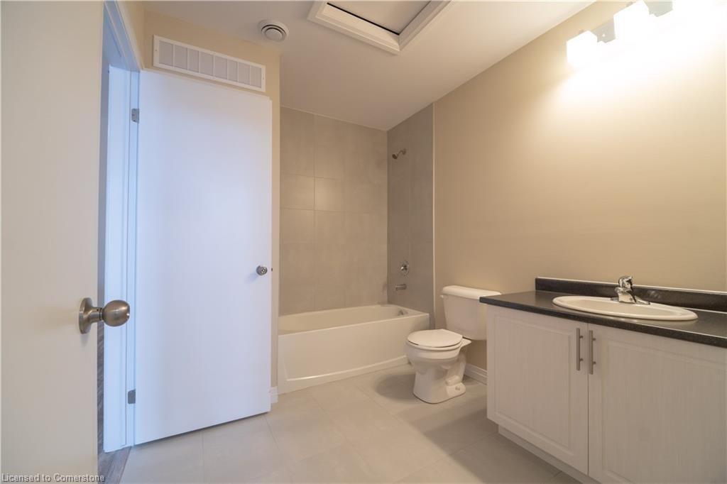 112-85B Morrell Street, Brantford, ON - Indoor Photo Showing Bathroom