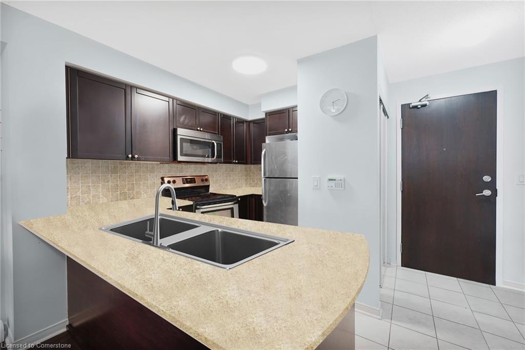 906-73 King William Crescent, Richmond Hill, ON - Indoor Photo Showing Kitchen With Double Sink With Upgraded Kitchen