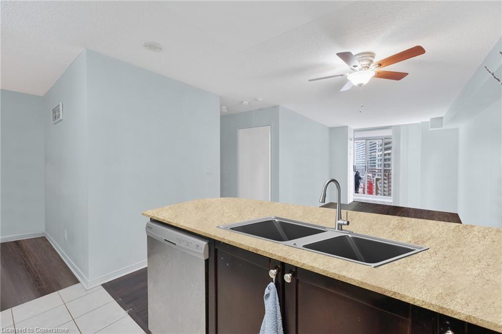 906-73 King William Crescent, Richmond Hill, ON - Indoor Photo Showing Kitchen With Double Sink