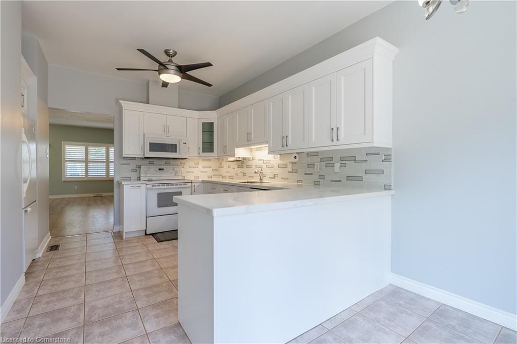 3-34 Southbrook Drive, Binbrook, ON - Indoor Photo Showing Kitchen