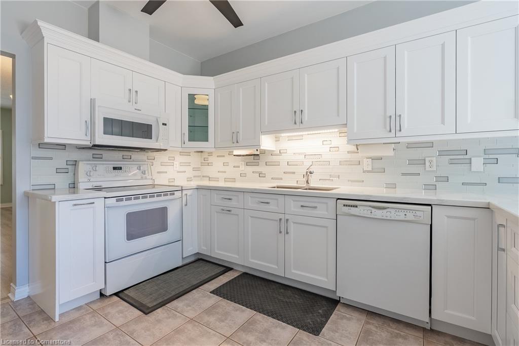 3-34 Southbrook Drive, Binbrook, ON - Indoor Photo Showing Kitchen