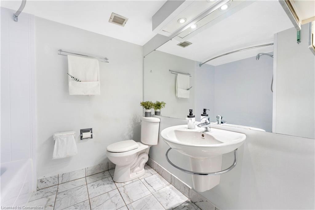 811-65 Scadding Avenue, Toronto, ON - Indoor Photo Showing Bathroom
