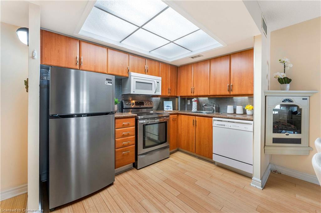 811-65 Scadding Avenue, Toronto, ON - Indoor Photo Showing Kitchen