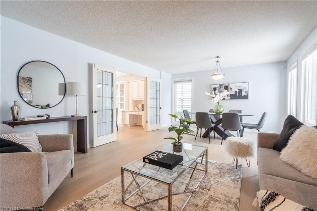 65 Hillcrest Avenue, St. Catharines, ON - Indoor Photo Showing Living Room