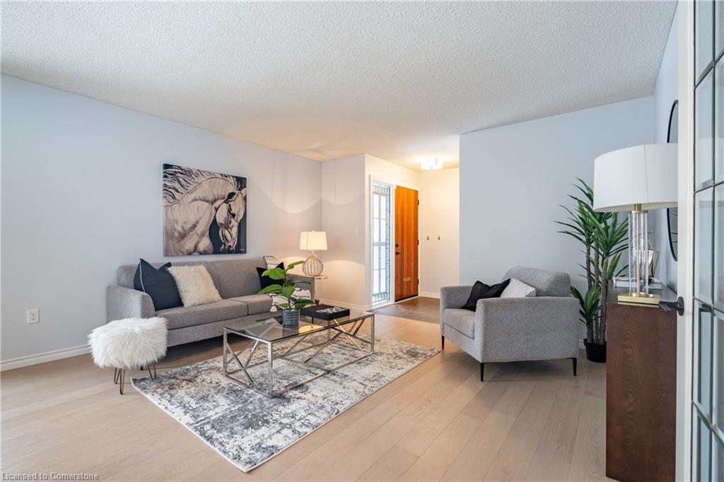 65 Hillcrest Avenue, St. Catharines, ON - Indoor Photo Showing Living Room