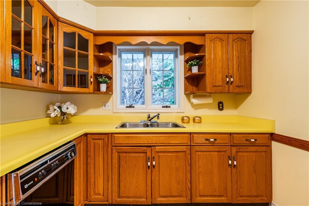 2083 Hollow Road, Thorold, ON - Indoor Photo Showing Kitchen With Double Sink