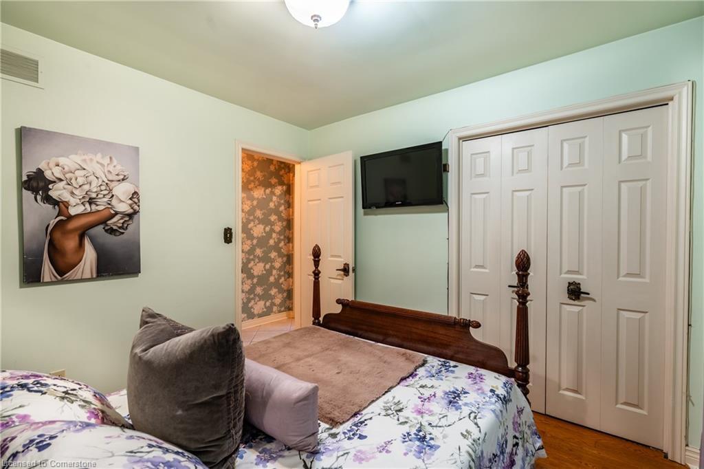 2083 Hollow Road, Thorold, ON - Indoor Photo Showing Bedroom