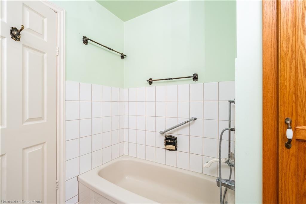 2083 Hollow Road, Thorold, ON - Indoor Photo Showing Bathroom