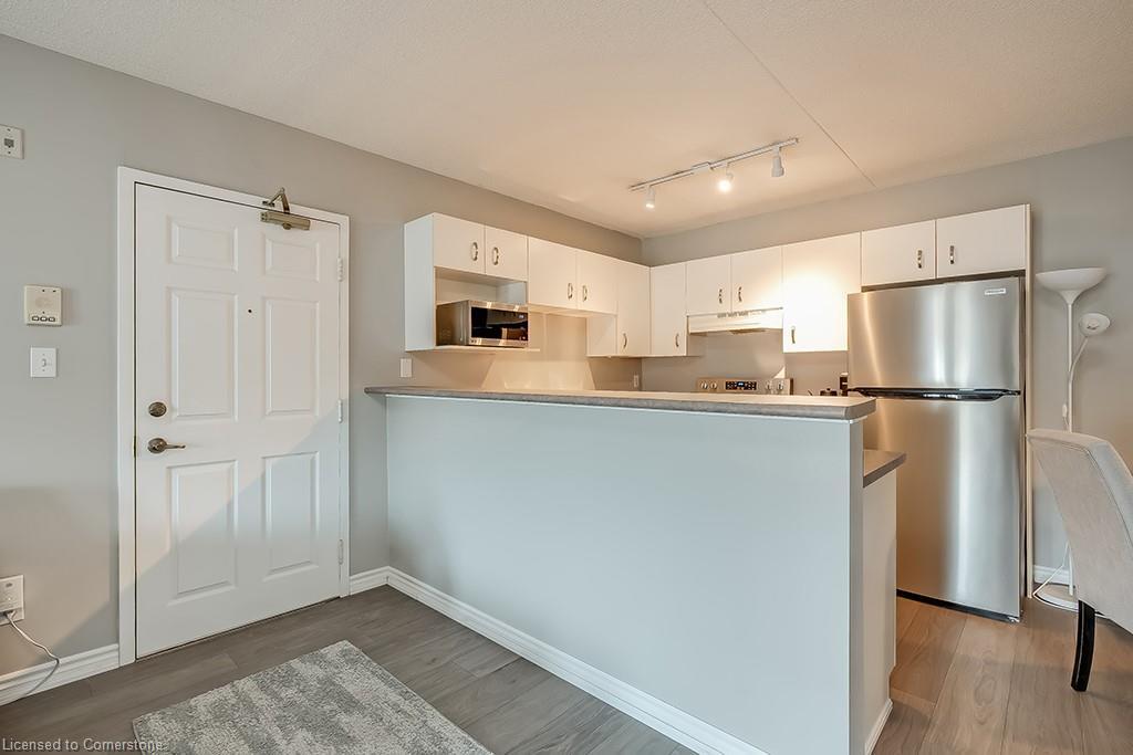 110-1441 Walker'S Line, Burlington, ON - Indoor Photo Showing Kitchen