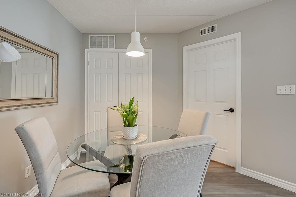 110-1441 Walker'S Line, Burlington, ON - Indoor Photo Showing Dining Room