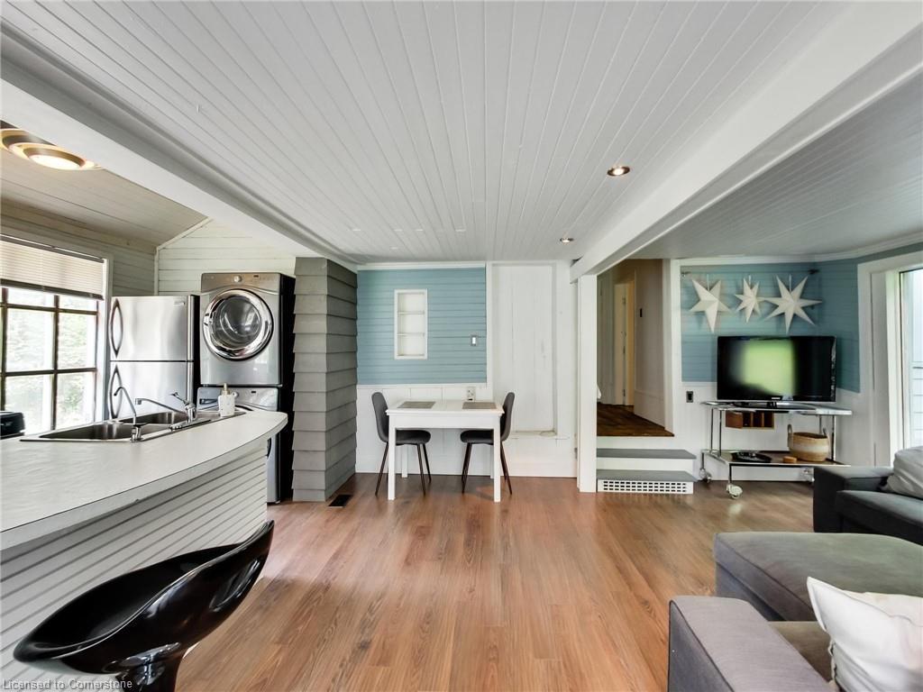 6142 Guelph Line, Burlington, ON - Indoor Photo Showing Living Room