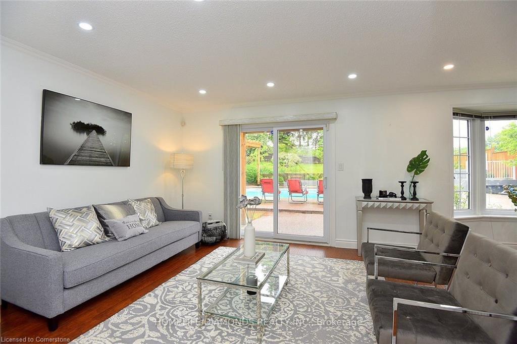 95 Birchpark Drive N, Grimsby, ON - Indoor Photo Showing Living Room