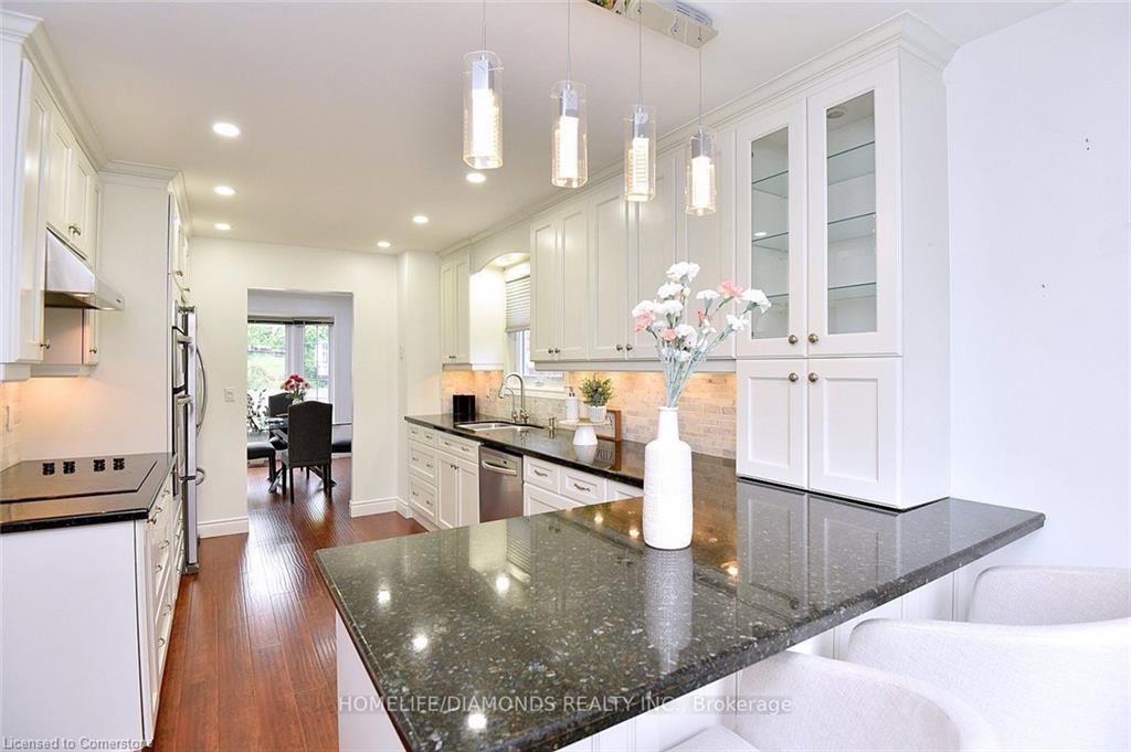 95 Birchpark Drive N, Grimsby, ON - Indoor Photo Showing Kitchen With Double Sink With Upgraded Kitchen