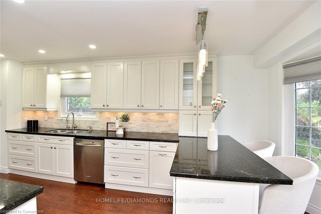 95 Birchpark Drive N, Grimsby, ON - Indoor Photo Showing Kitchen With Double Sink With Upgraded Kitchen