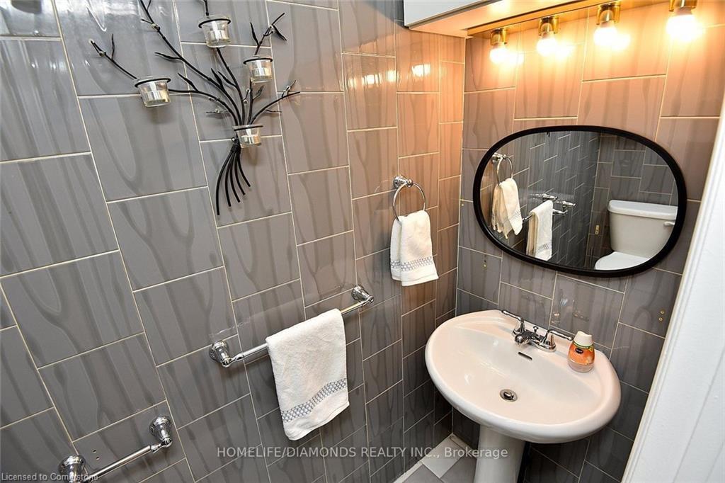 95 Birchpark Drive N, Grimsby, ON - Indoor Photo Showing Bathroom