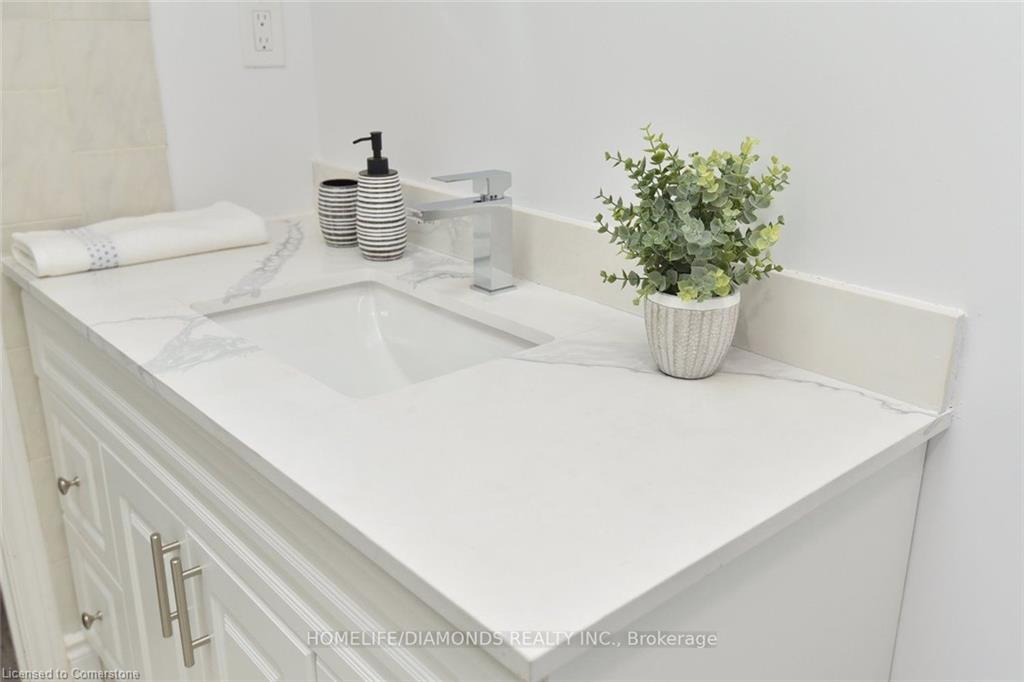 95 Birchpark Drive N, Grimsby, ON - Indoor Photo Showing Bathroom