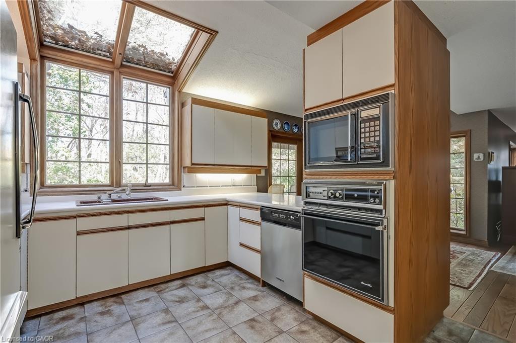 1296 Cumnock Crescent, Oakville, ON - Indoor Photo Showing Kitchen