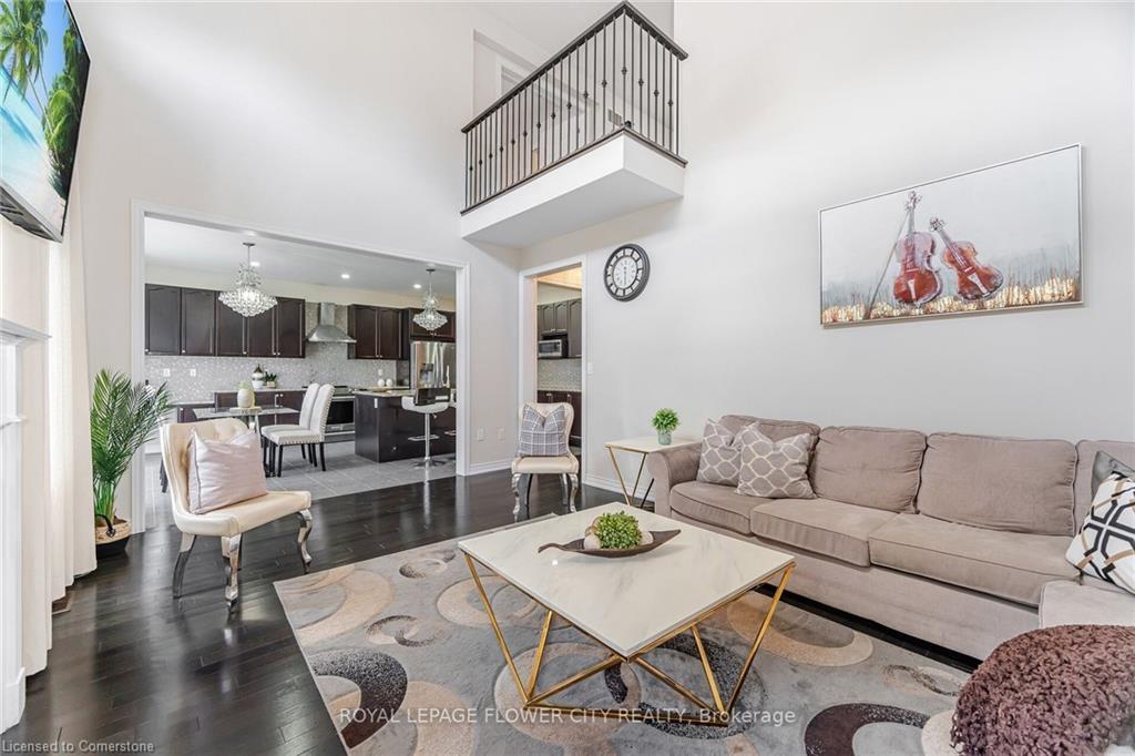 457 Dougall Avenue, Caledon, ON - Indoor Photo Showing Living Room