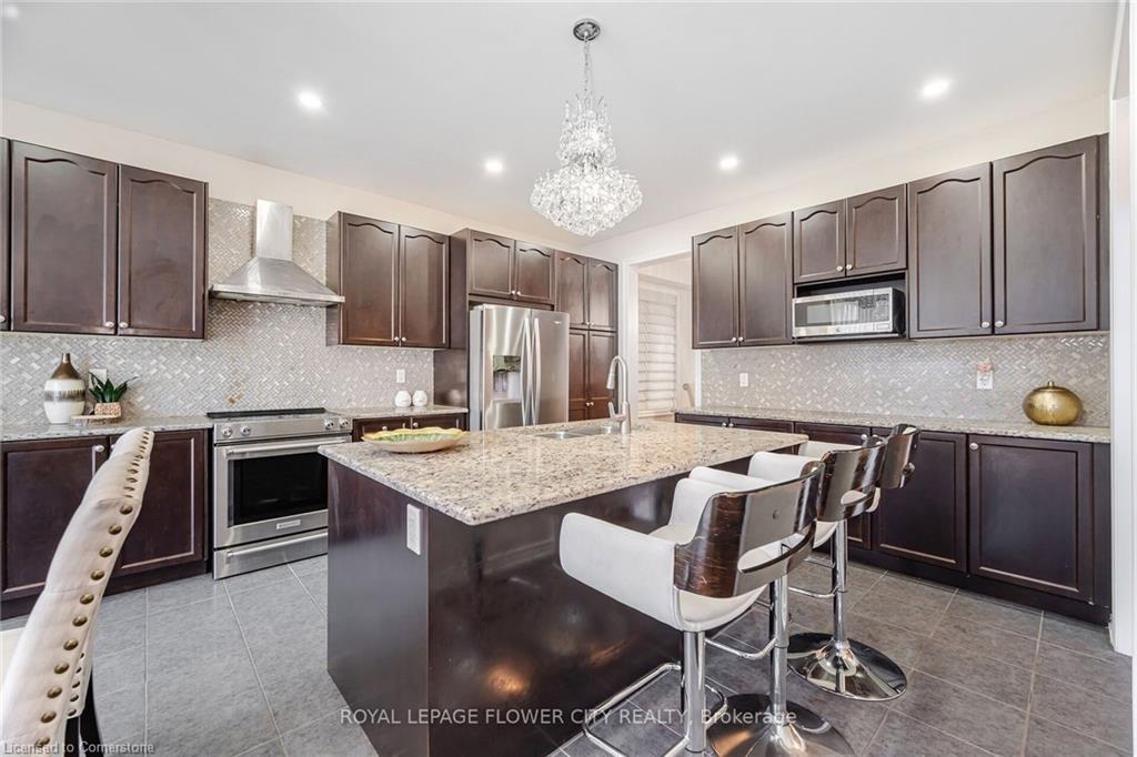457 Dougall Avenue, Caledon, ON - Indoor Photo Showing Kitchen With Upgraded Kitchen