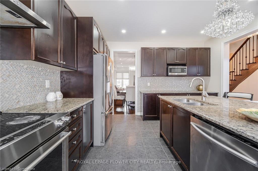 457 Dougall Avenue, Caledon, ON - Indoor Photo Showing Kitchen With Double Sink With Upgraded Kitchen