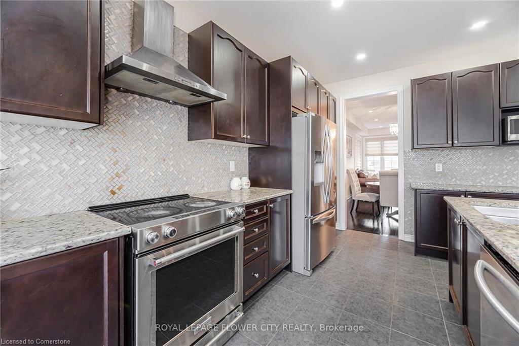 457 Dougall Avenue, Caledon, ON - Indoor Photo Showing Kitchen With Upgraded Kitchen