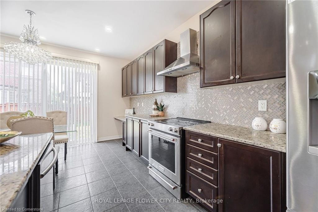 457 Dougall Avenue, Caledon, ON - Indoor Photo Showing Kitchen With Upgraded Kitchen