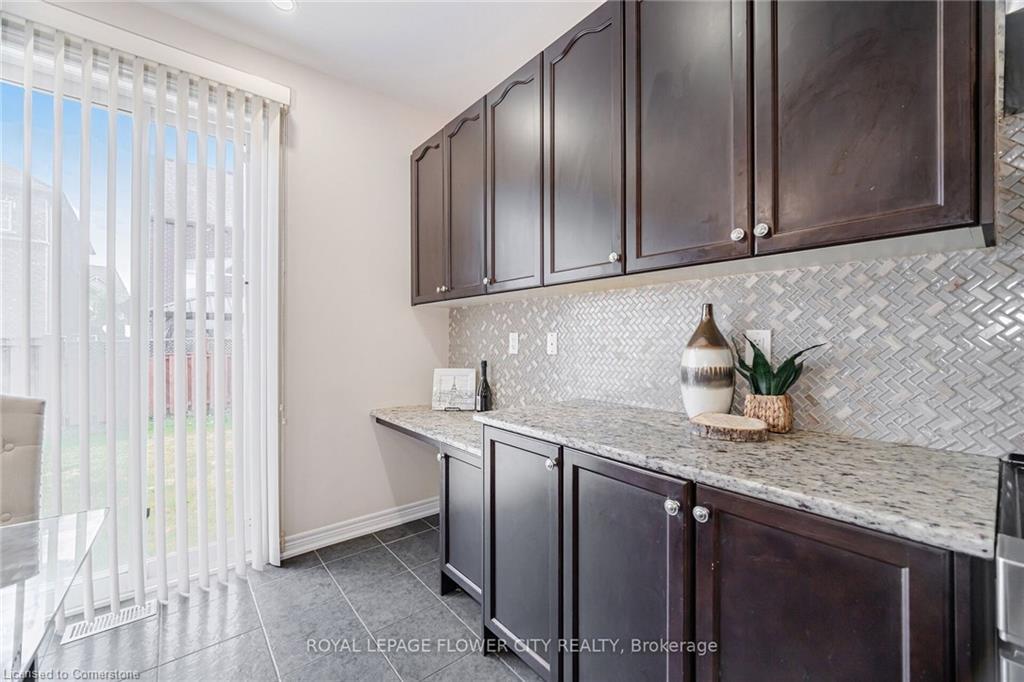 457 Dougall Avenue, Caledon, ON - Indoor Photo Showing Kitchen