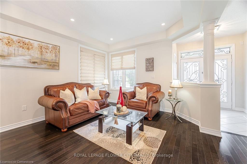457 Dougall Avenue, Caledon, ON - Indoor Photo Showing Living Room