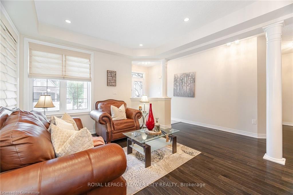 457 Dougall Avenue, Caledon, ON - Indoor Photo Showing Living Room