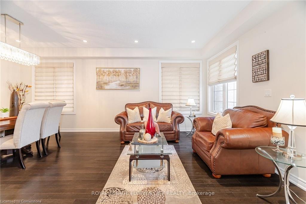 457 Dougall Avenue, Caledon, ON - Indoor Photo Showing Living Room