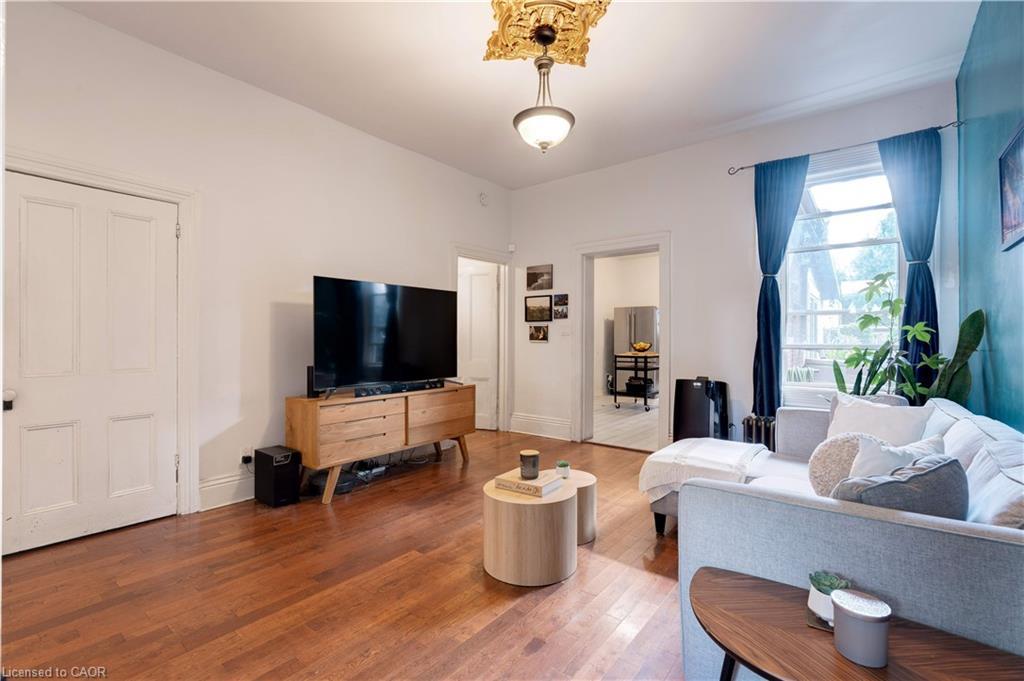 132 Ferguson Avenue N, Hamilton, ON - Indoor Photo Showing Living Room