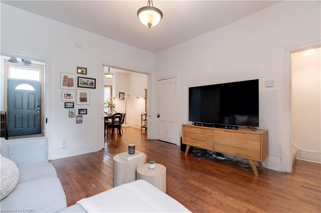 132 Ferguson Avenue N, Hamilton, ON - Indoor Photo Showing Living Room
