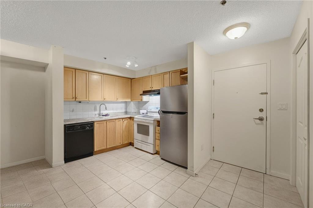203-5225 Finch Avenue E, Toronto, ON - Indoor Photo Showing Kitchen