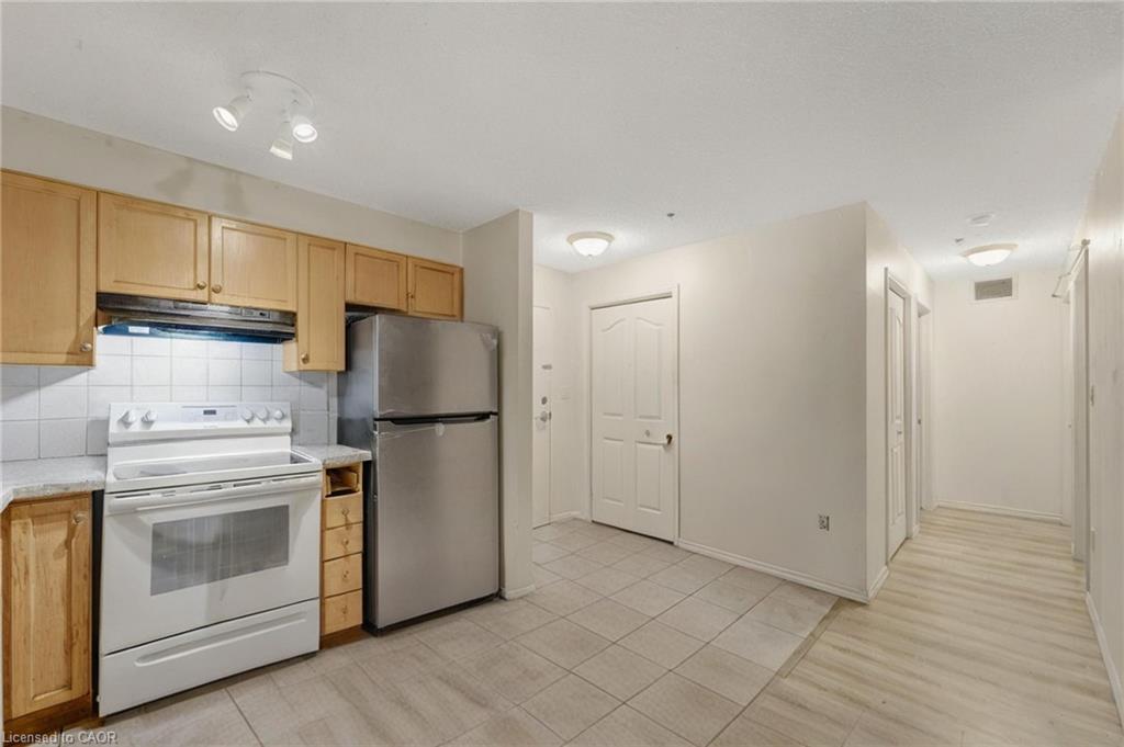203-5225 Finch Avenue E, Toronto, ON - Indoor Photo Showing Kitchen