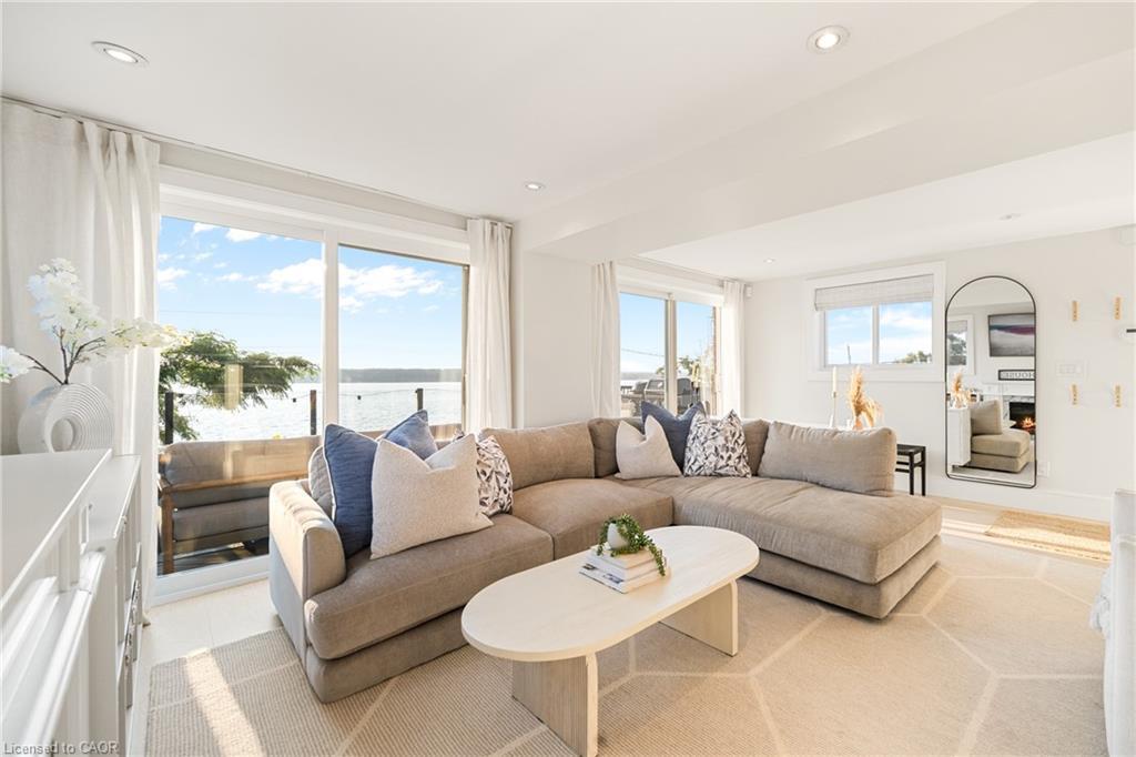 11 Fifth Street, Kawartha Lakes, ON - Indoor Photo Showing Living Room