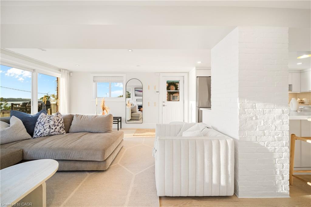 11 Fifth Street, Kawartha Lakes, ON - Indoor Photo Showing Living Room