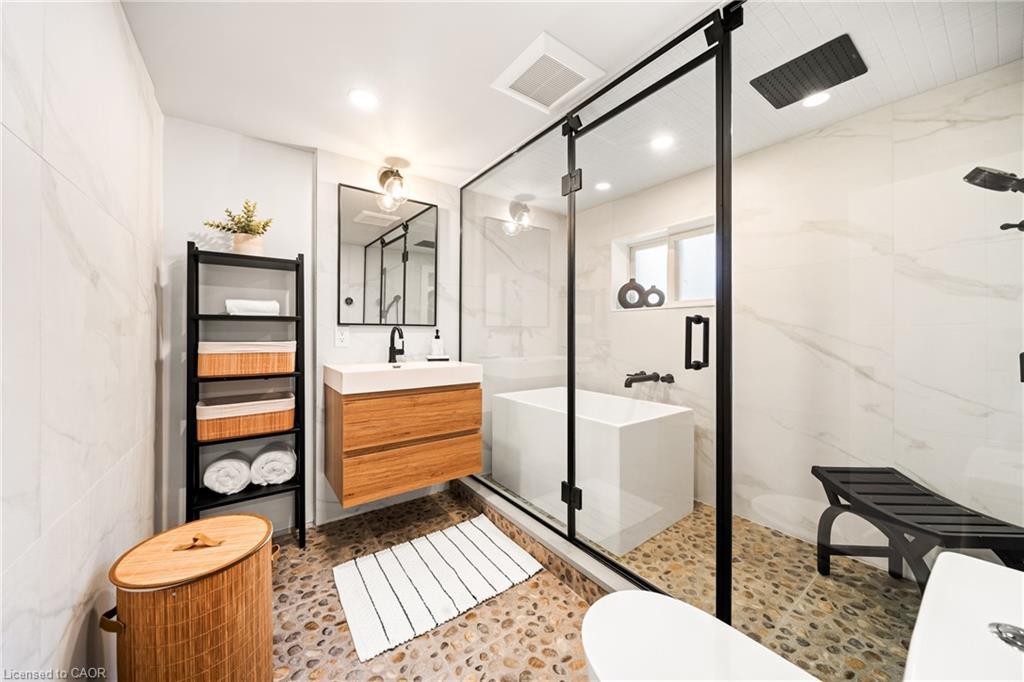 11 Fifth Street, Kawartha Lakes, ON - Indoor Photo Showing Bathroom