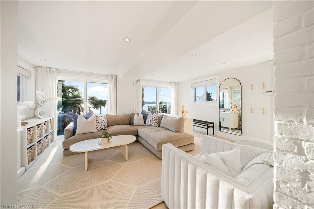 11 Fifth Street, Kawartha Lakes, ON - Indoor Photo Showing Living Room