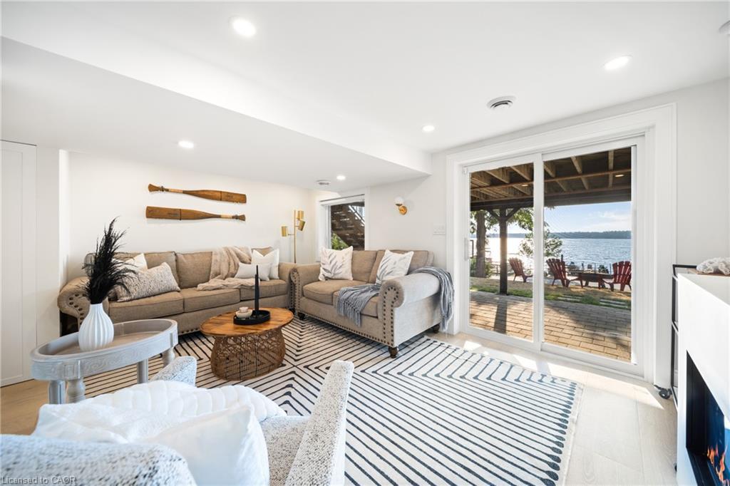 11 Fifth Street, Kawartha Lakes, ON - Indoor Photo Showing Living Room