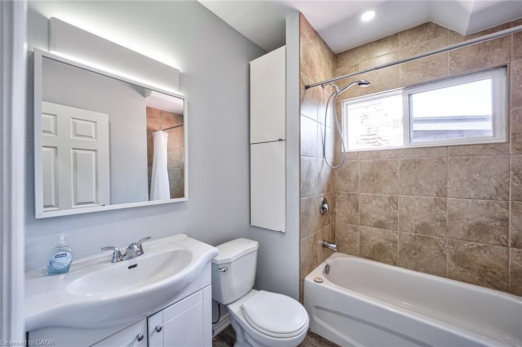 108 Victoria Avenue N, Hamilton, ON - Indoor Photo Showing Bathroom