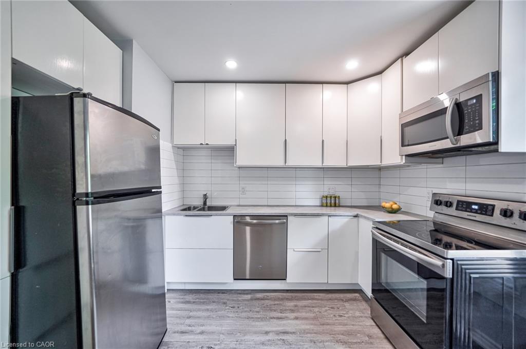 108 Victoria Avenue N, Hamilton, ON - Indoor Photo Showing Kitchen With Double Sink With Upgraded Kitchen