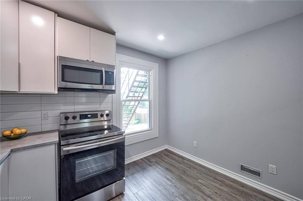 108 Victoria Avenue N, Hamilton, ON - Indoor Photo Showing Kitchen