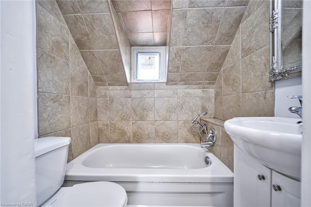 108 Victoria Avenue N, Hamilton, ON - Indoor Photo Showing Bathroom