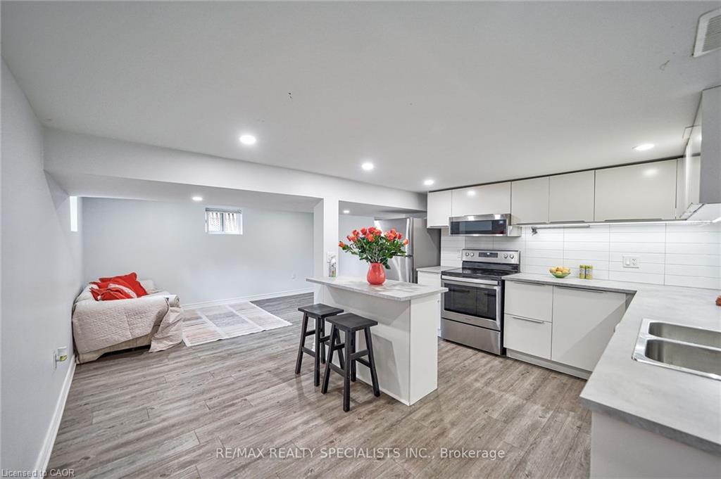 108 Victoria Avenue N, Hamilton, ON - Indoor Photo Showing Kitchen With Double Sink