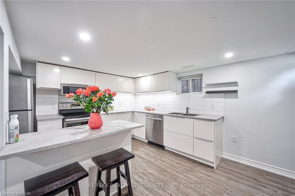 108 Victoria Avenue N, Hamilton, ON - Indoor Photo Showing Kitchen
